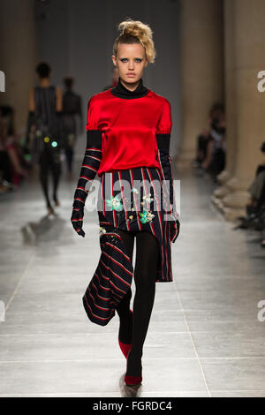 Tate Britain, London 20. Februar 2016. Georgia May Jagger Spaziergänge für Fashion East-Herbst-Winter-Kollektion 2016. © Chris Yates Stockfoto