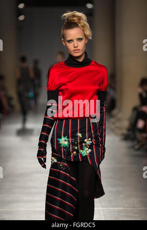 Tate Britain, London 20. Februar 2016. Georgia May Jagger Spaziergänge für Fashion East-Herbst-Winter-Kollektion 2016. © Chris Yates Stockfoto