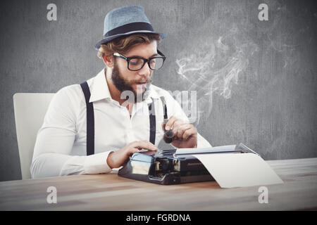 Zusammengesetztes Bild Hipster mit Pfeife während der Arbeit an der Schreibmaschine Stockfoto