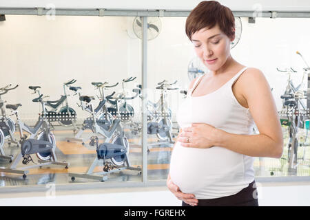 Zusammengesetztes Bild entspannte schwangere Frau mit Bauch Stockfoto