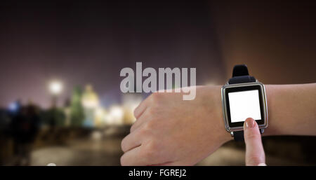 Zusammengesetztes Bild der Smartwatch am Handgelenk Stockfoto