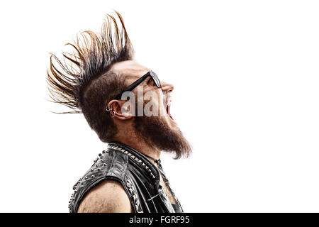 Profil-Schuss ein böse Junge Punk Rocker mit einer Mohawk-Frisur schreien isolierten auf weißen Hintergrund Stockfoto