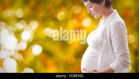 Zusammengesetztes Bild entspannte schwangere Frau mit Augen schließen Stockfoto