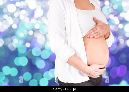 Zusammengesetztes Bild des Mittelteils des schwangeren Bauch halten Stockfoto