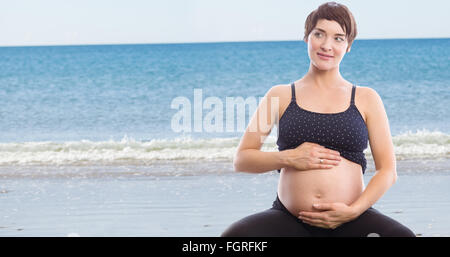 Zusammengesetztes Bild nachdenkliche schwangere Frau mit Bauch Stockfoto