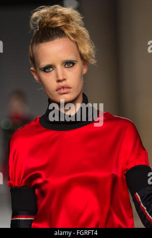 Tate Britain, London 20. Februar 2016. Georgia May Jagger Spaziergänge für Fashion East-Herbst-Winter-Kollektion 2016. © Chris Yates Stockfoto