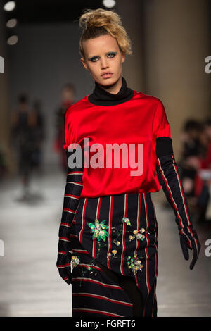 Tate Britain, London 20. Februar 2016. Georgia May Jagger Spaziergänge für Fashion East-Herbst-Winter-Kollektion 2016. © Chris Yates Stockfoto