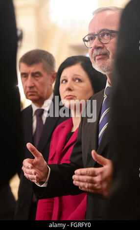 Briefing der Europäischen Investitionsbank (EIB)-Präsident Werner Hoyer (rechts), EU-Kommissarin Vera Jourova (Mitte) und EIB Vizepräsident Laszlo Baranyai (nicht abgebildet) zur Eröffnung der EIB Niederlassung innerhalb der International Conference on Investitionsplan für Europa in Prag, Tschechische Republik, 22. Februar 2016 stattfand. Im Bild links Finanzminister Andrej Babis. (CTK Foto/römische Vondrous) Stockfoto