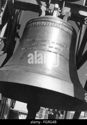 Metall, Glocken, Kirchenglocke mit Aufschrift 'Glory to God in the Highest', 20. Jahrhundert, Zusatz-Rechte-Clearenzen-nicht vorhanden Stockfoto