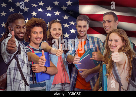 Zusammengesetztes Bild des Lächelns Gruppe von Studenten, die Daumen nach oben Stockfoto