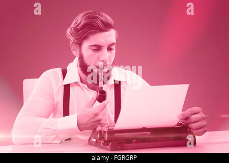 Zusammengesetztes Bild Hipster mit Pfeife auf Schreibmaschine arbeiten Stockfoto