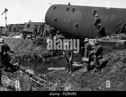 Zweiter Weltkrieg / 2. Weltkrieg, deutsche Militäreisenbahningenieure bei der Arbeit an einem entgleisenden Zug, wahrscheinlich Russland 1941, Zusatzrechte-Abfertigung-nicht vorhanden Stockfoto