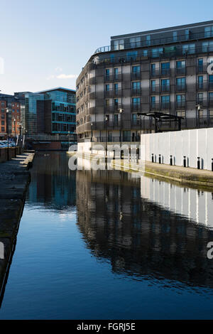 Wohnblocks am Rochdale Kanal im Piccadilly Basin, Manchester, UK.  Vantage-Kai ist auf der rechten Seite gleich hinter dem Zaun. Stockfoto