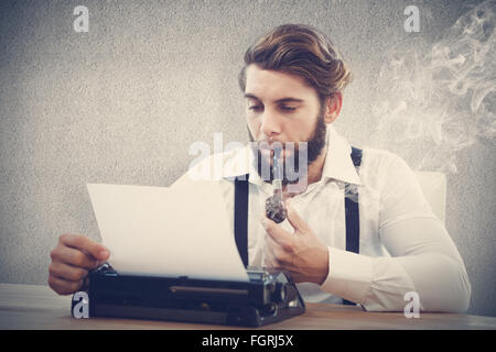 Zusammengesetztes Bild Hipster mit Pfeife auf Schreibmaschine arbeiten Stockfoto