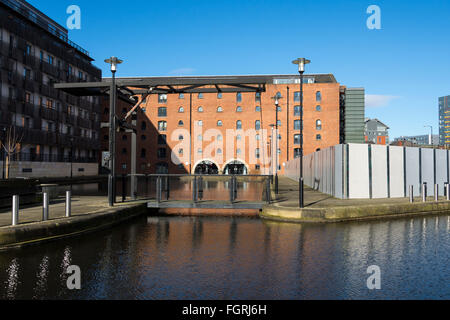 Wohnblocks am Vantage Quay, durch den Rochdale Kanal im Piccadilly Basin, Manchester, UK. Stockfoto