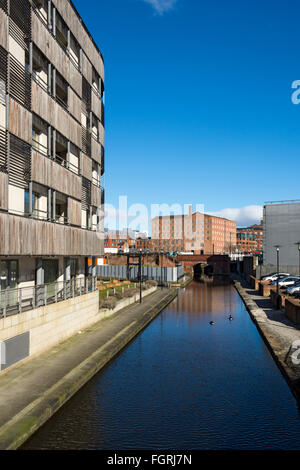 Wohnblocks am Rochdale Kanal im Piccadilly Basin, Manchester, UK.  Vantage-Kai ist auf der linken Seite kurz vor dem Zaun. Stockfoto