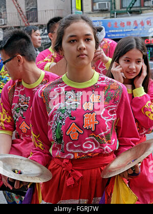 Eine Mädchen hält ihre Ohren während einer laut chinesischen neuen Jahre Parade auf der Allen Street in Chinatown, senken Sie Manhattan, New York City Stockfoto