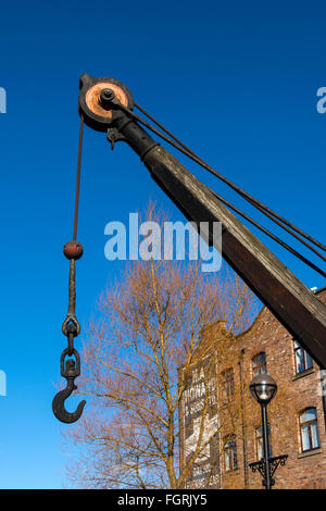 Ein Vintage Kran im Paradies Wharf am Ashton Kanal nahe dem Stadtzentrum an der Piccadilly, Manchester, England, UK Stockfoto