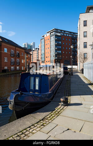 Narrowboat & Wohnung Blöcke im Paradies Wharf am Ashton Kanal in der Nähe des Stadtzentrums am Piccadilly, Manchester, England, UK Stockfoto