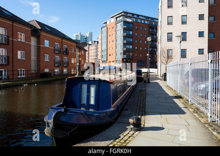 Narrowboat & Wohnung Blöcke im Paradies Wharf am Ashton Kanal in der Nähe des Stadtzentrums am Piccadilly, Manchester, England, UK Stockfoto