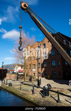 Ein Vintage Kran im Paradies Wharf am Ashton Kanal nahe dem Stadtzentrum an der Piccadilly, Manchester, England, UK Stockfoto