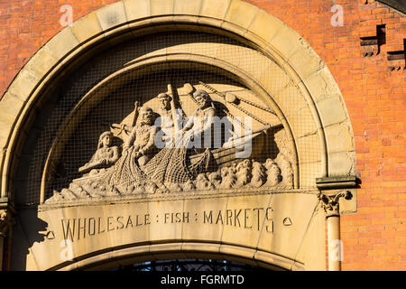 Stein Relief auf die erhaltene Fassade des ehemaligen Smithfield Großhandel Fischmarkt, Northern Quarter, Manchester, England, UK Stockfoto