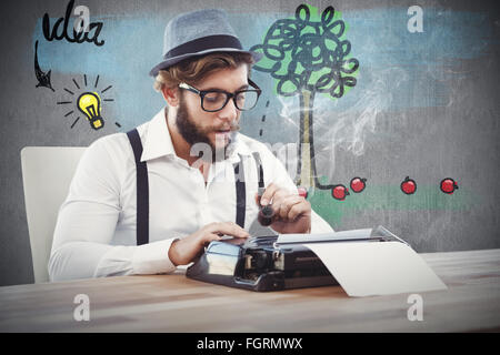 Zusammengesetztes Bild Hipster mit Pfeife während der Arbeit an der Schreibmaschine Stockfoto