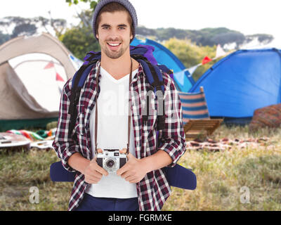 Zusammengesetztes Bild des Porträts von glücklichen Menschen, die Kamera zu halten Stockfoto