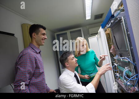 Netzwerk-Ingenieuren arbeiten im Netzwerk-Server-Raum Stockfoto