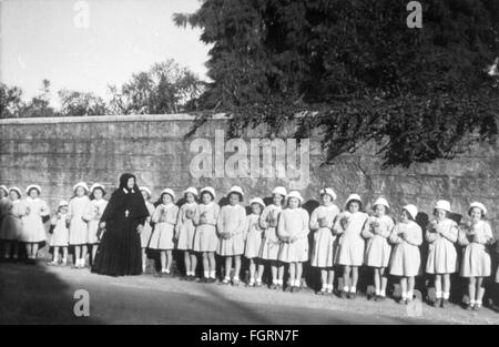 Pädagogik, Klassenfoto, Mädchenklasse einer Klosterschule, 1930er Jahre, Zusatzrechte-Clearences-nicht vorhanden Stockfoto