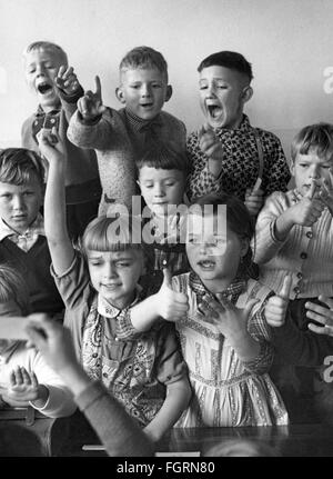 Pädagogik, Schule / Unterricht / Disziplin, Schüler der 1. Klasse machen Geschwindigkeitsberechnung, 50er Jahre, Zusatz-Rechte-Clearences-nicht vorhanden Stockfoto