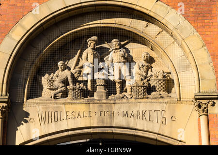 Stein Relief auf die erhaltene Fassade des ehemaligen Smithfield Großhandel Fischmarkt, Northern Quarter, Manchester, England, UK Stockfoto