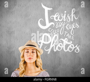 Zusammengesetztes Bild wunderschöne blonde Hipster mit Strohhut Stockfoto