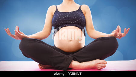 Zusammengesetztes Bild der schwangeren Frau sitzt auf Matten in Lotus-pose Stockfoto