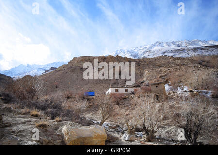 schöne Aussicht auf Berge und Himmel in Neyrak, Ladakh, Indien Stockfoto