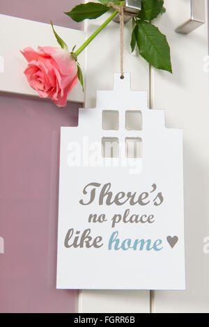 Türschild mit keinen Ort wie zu Hause mit rose Stockfoto