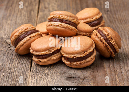 verschiedene hausgemachte Makronen auf dem alten hölzernen Hintergrund Stockfoto