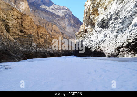 Trekking auf zugefrorenen Fluss im Tal von Zanskar, Ladakh, Indien Stockfoto