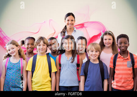 Zusammengesetztes Bild der niedlichen Schüler lächelnd in die Kamera in der Halle Stockfoto