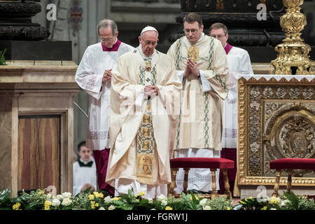 Vatikanstadt, Vatikan. 22. Februar 2016. Papst Francis feiert eine Masse für das Fest der Kathedra Petri und das Heilige Jahr der Barmherzigkeit von Roman Curia in den Petersdom im Vatikan. Papst Francis hat erklärte den Mitgliedern der Kurie, um ihre Herden mit Großzügigkeit und Barmherzigkeit neigen und drängte sie ein "Modell" für alle werden. Bildnachweis: Giuseppe Ciccia/Pacific Press/Alamy Live-Nachrichten Stockfoto