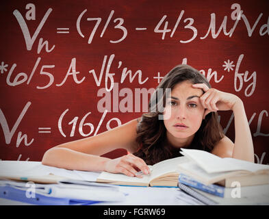 Zusammengesetztes Bild von gelangweilter Schüler ihre Hausaufgaben Stockfoto