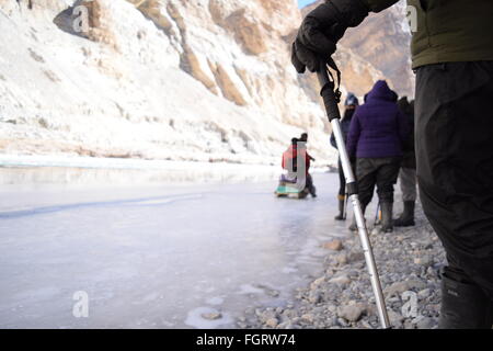 Wanderer zu Fuß auf dem Eis während Chadar Trek Stockfoto