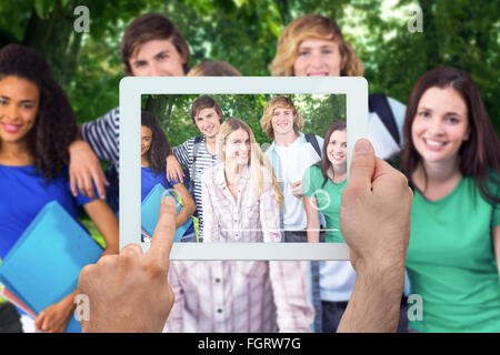 Zusammengesetztes Bild von Hand mit TabletPC Stockfoto