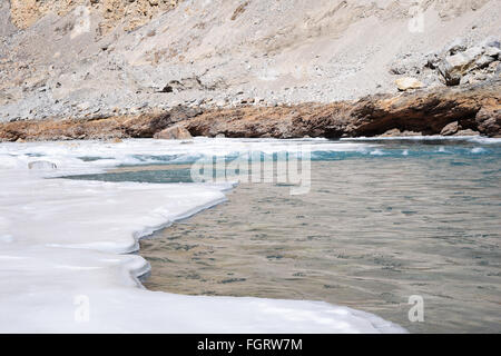 halb zugefrorenen Fluss Stockfoto