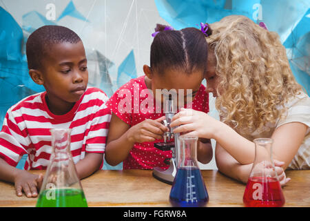 Zusammengesetztes Bild von niedlichen Schüler Mikroskop durchsehen Stockfoto