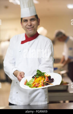 Koch in Hotelküche vorbereiten und dekorieren Essen Stockfoto