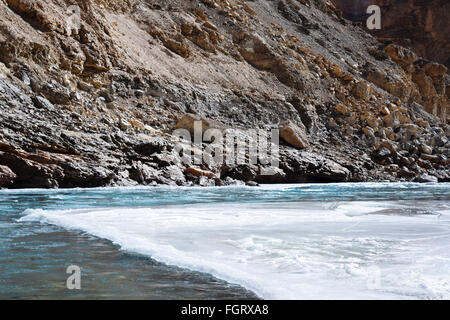 halb gefroren Zanskar-Fluss Stockfoto