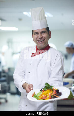 Koch in Hotelküche vorbereiten und dekorieren Essen Stockfoto