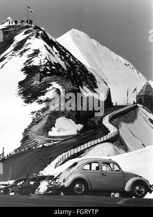 Geographie / Reisen, Österreich, Verkehr / Transport, Großglockner Hochalpenstraße, Blick von der Fuscher Törl Berghütte auf das Kenotaph, 60er Jahre, Additional-Rights-Clearences-not available Stockfoto