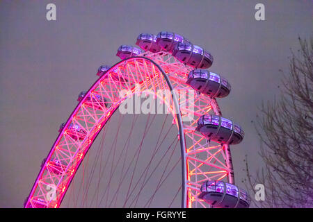 London Eye Millennium Wheel in der Nacht beleuchtet Oberteil Riesenrad am Südufer der Themse in London Stockfoto